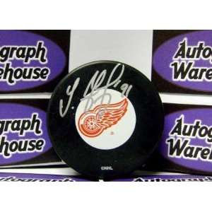 Sergei Fedorov Autographed Puck   Autographed NHL Pucks  