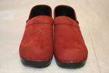  MODEL PROFESSIONAL WOMENS 39 8.5 RED LEATHER STAPLED CLOGS /  