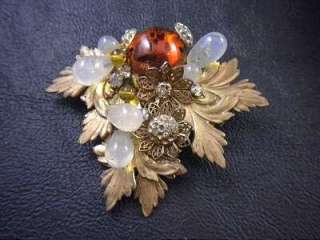 this is a beautiful and vintage legendary design brooch it