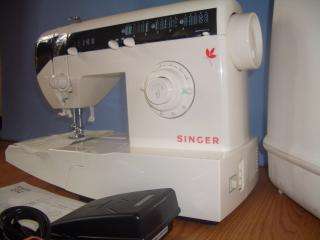Singer Model 2732 Mechanical Sewing Machine   Mint Condition  