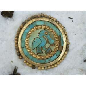  A Turquoise Inlaid Gold Ear Ornament from Sipan Depicts a 